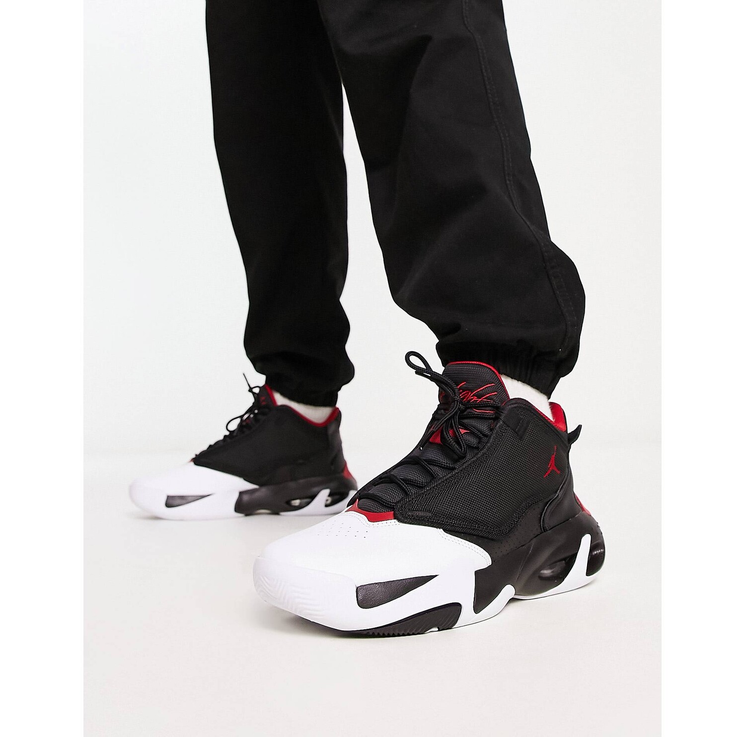 

Черные кроссовки Jordan Max Aura