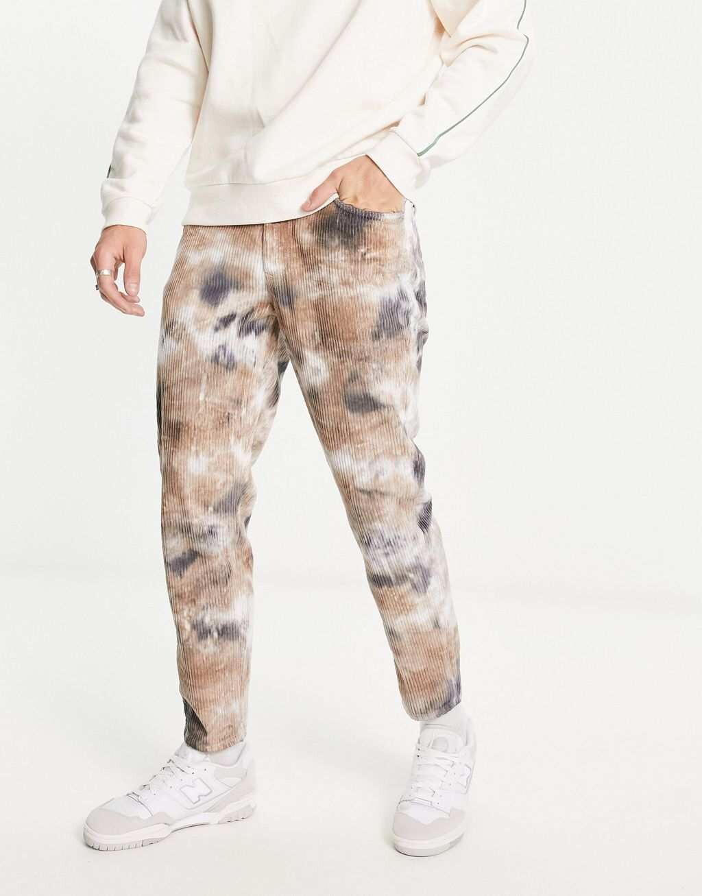 

Классические вельветовые жесткие джинсы ASOS DESIGN с узором тай-дай