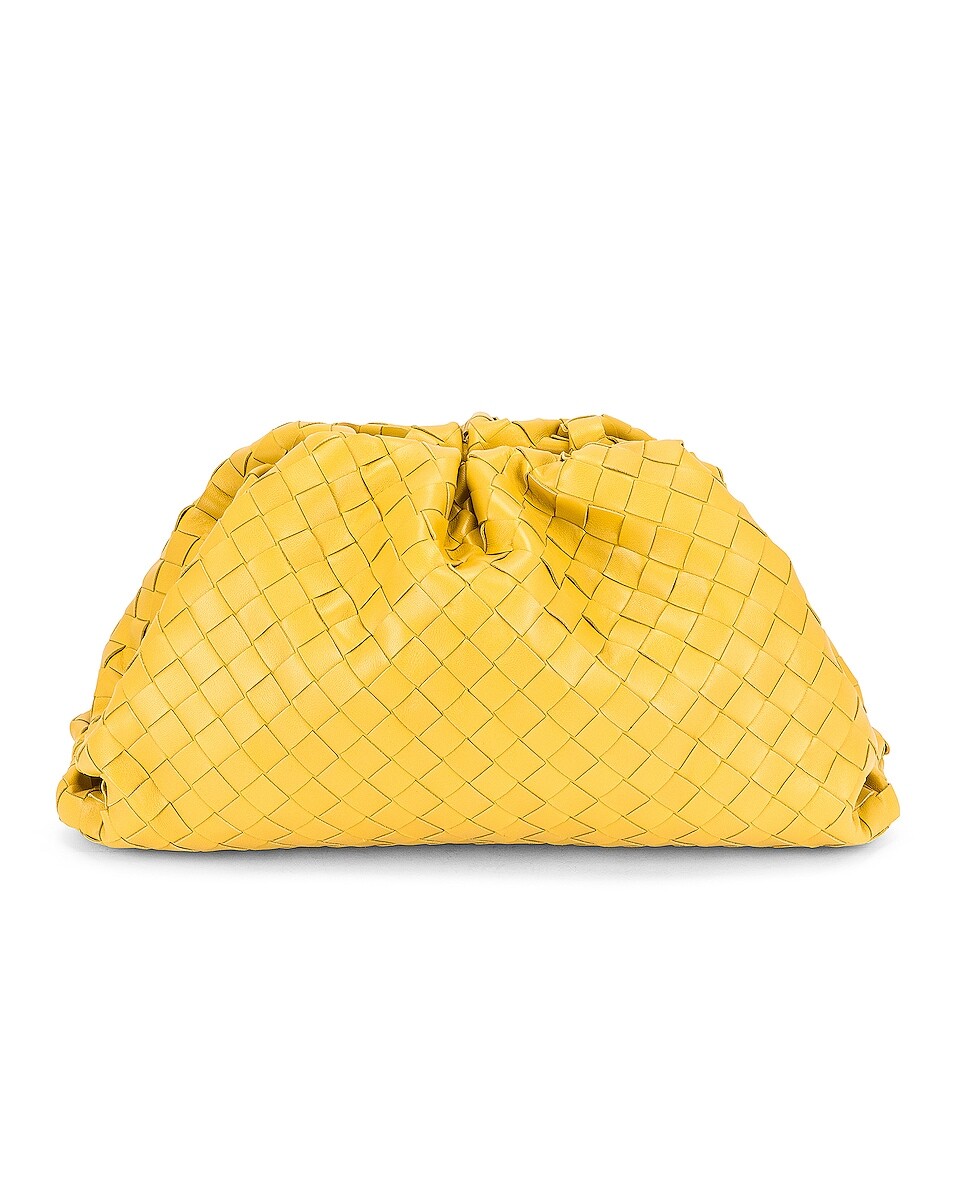 

Сумка-клатч Bottega Veneta Woven The Pouch, цвет Buttercup & Gold