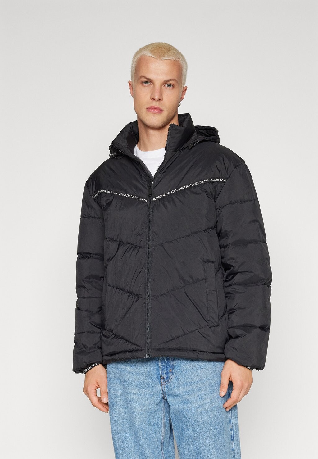 Куртка Tommy Jeans TAPE DETAIL LIGHT PUFFER, черный