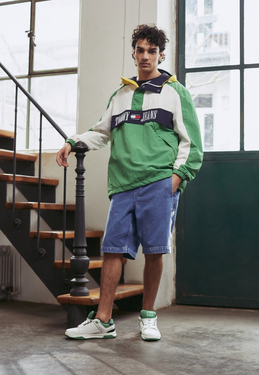 

Ветровка Tommy Jeans