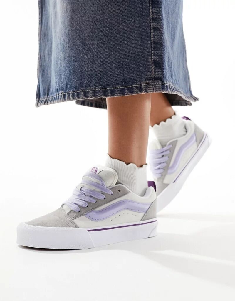 

Серо-белые кроссовки Vans Knu Skool с фиолетовыми шнурками