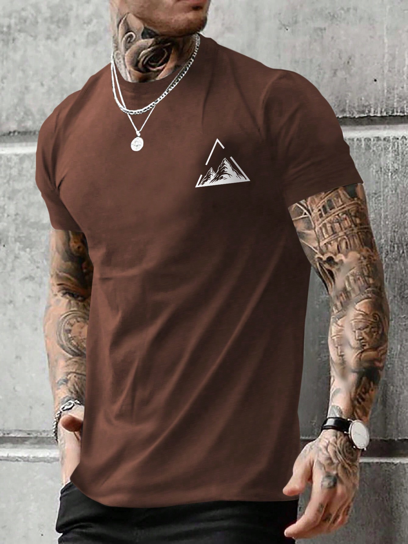 цена Мужская футболка Manfinity LEGND с короткими рукавами и принтом гор, кофейный коричневый