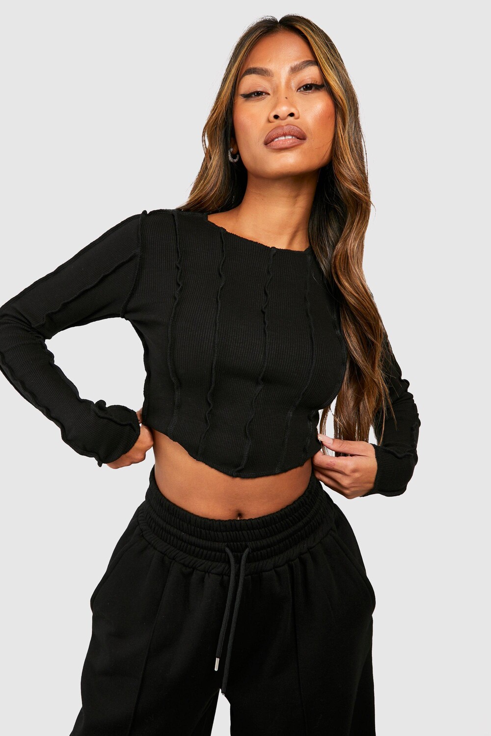 

Укороченный топ с открытыми швами в ребрику с длинными рукавами Boohoo, черный
