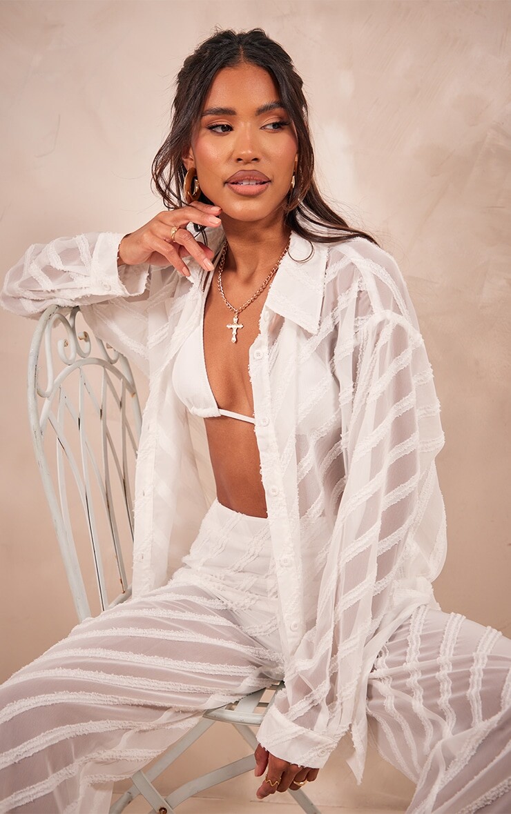 

PrettyLittleThing Белая свободная рубашка на пуговицах из фактурного шифона