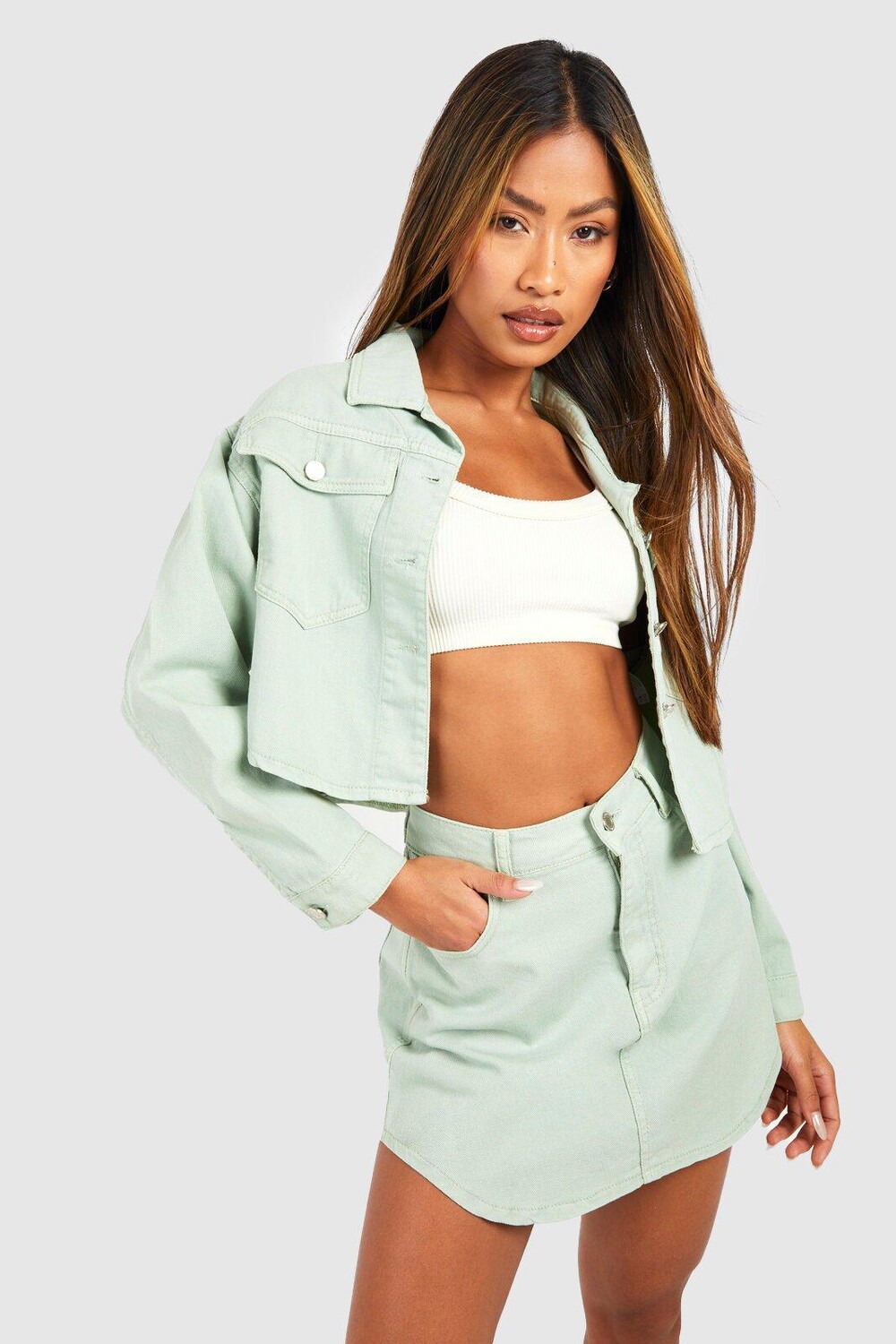 

Джинсовая мини-юбка с изогнутым номом Boohoo, шалфей