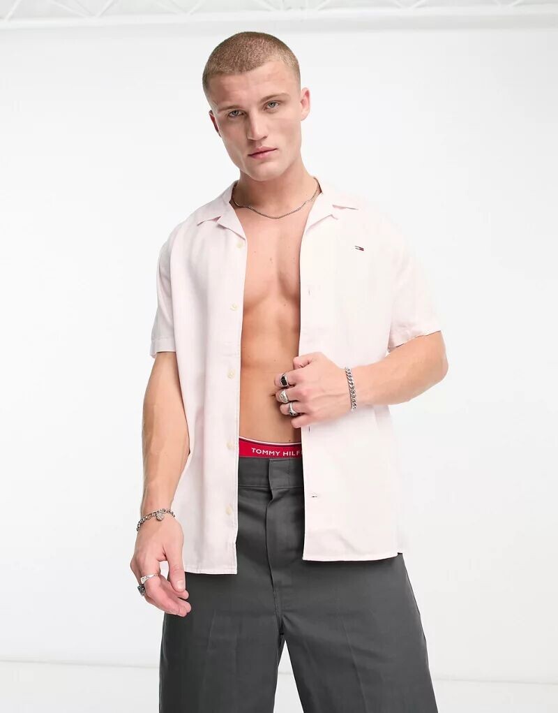 

Светло-розовая рубашка с короткими рукавами Tommy Jeans классического кроя