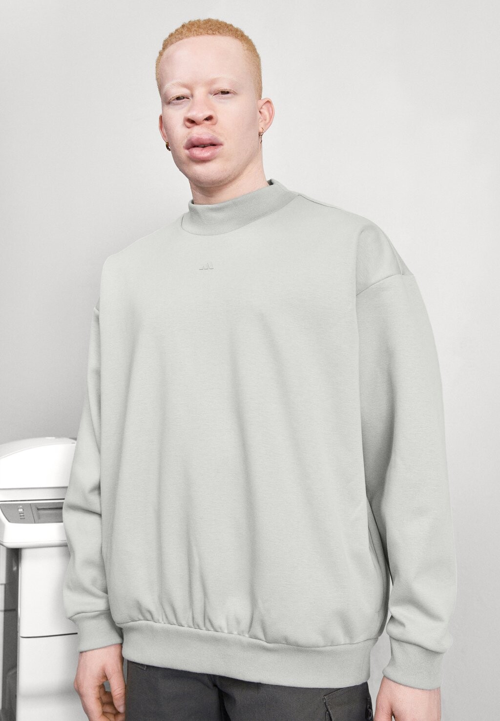 

Толстовка adidas Originals One Fl Crew, серый металлик