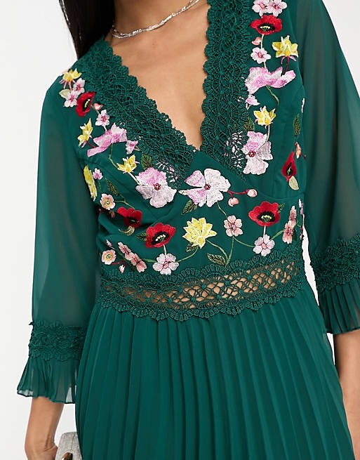 

Плиссированное платье миди с кружевными вставками и вышивкой ASOS DESIGN