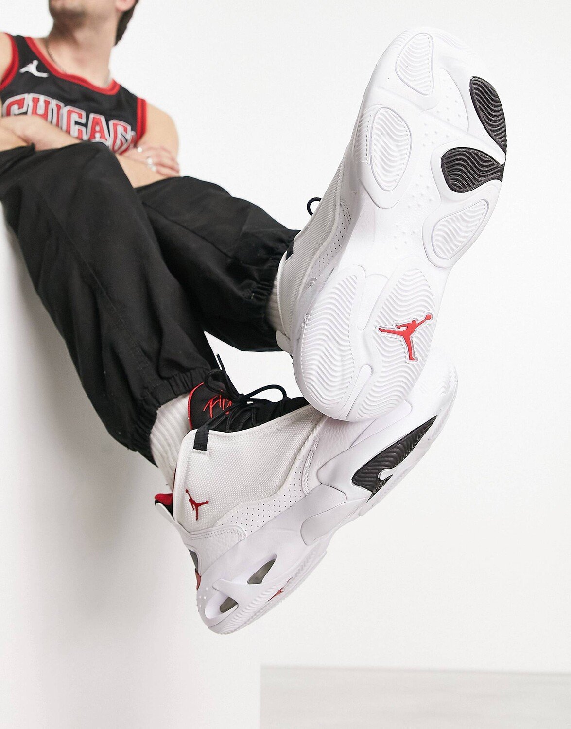 

Бело-красные кроссовки Jordan Max Aura 4