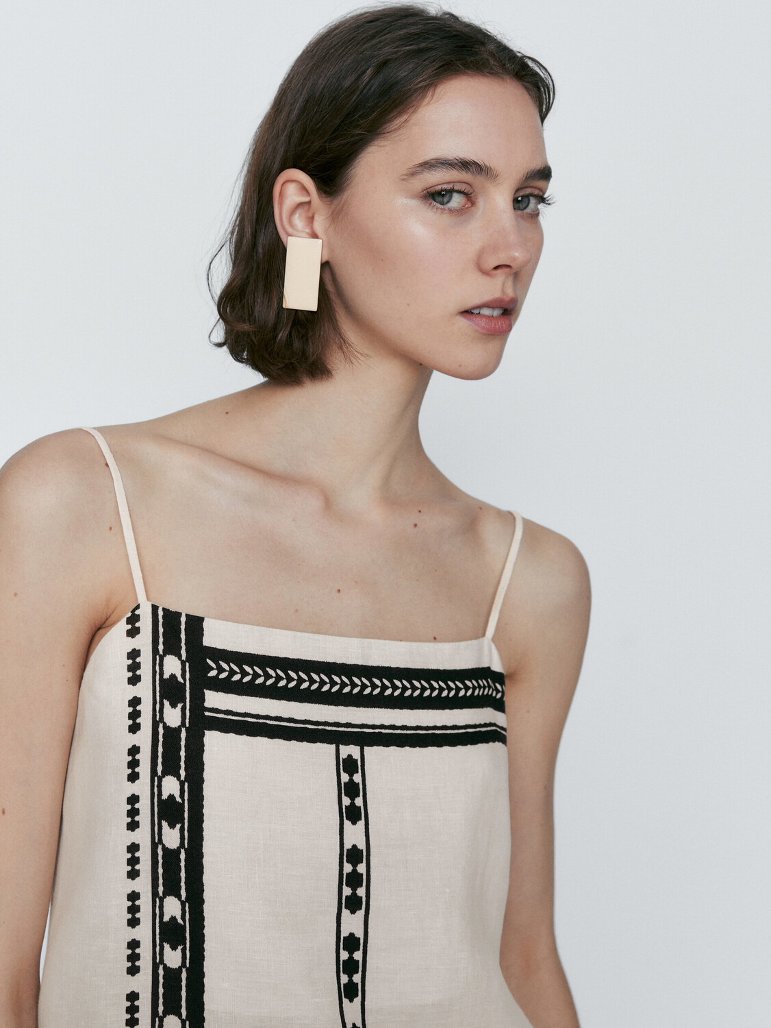 

Платье миди на ремешках с решеточными деталями Massimo Dutti, кремовый