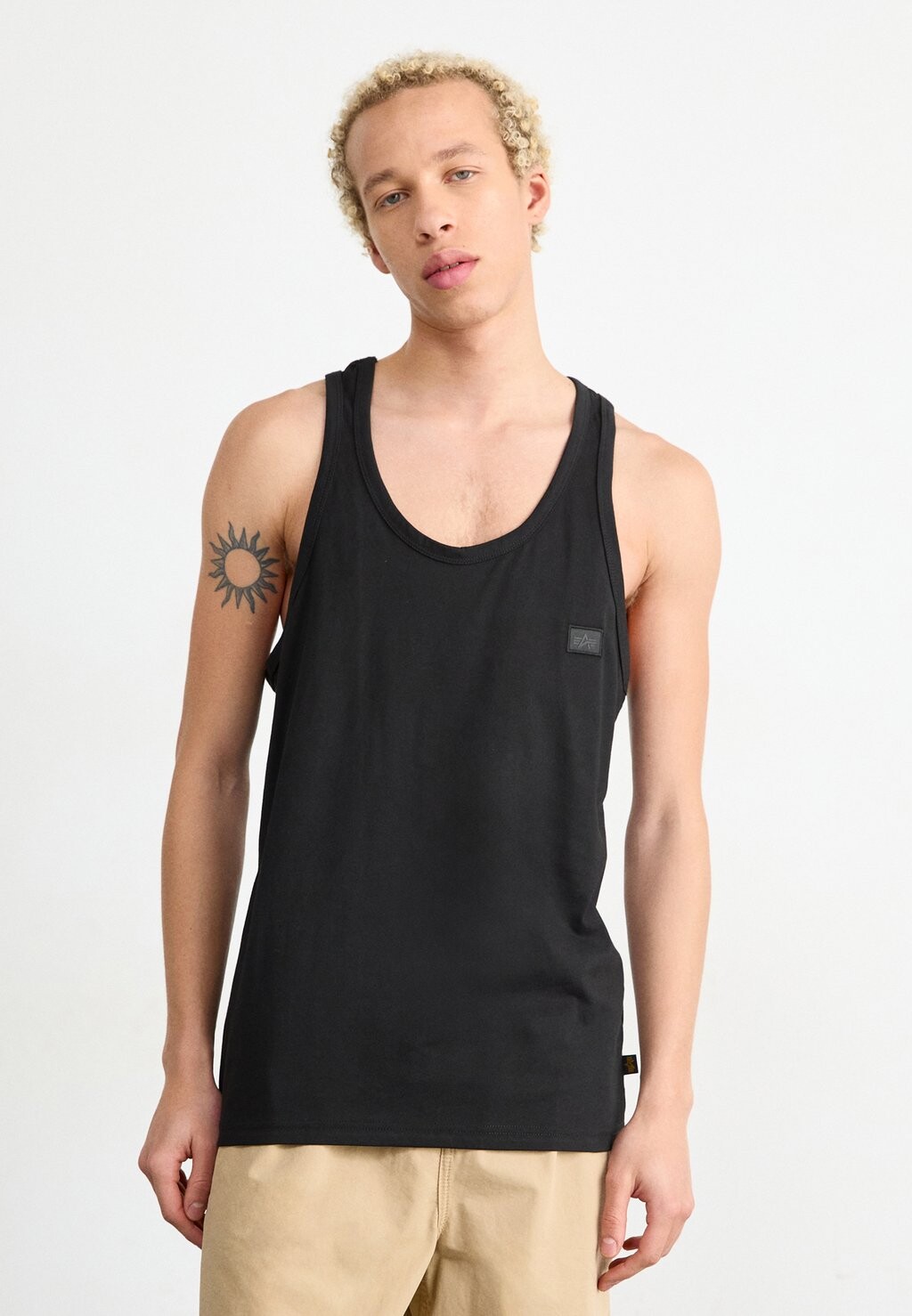 

Топ ESSENTIALS TANK Alpha Industries, черный