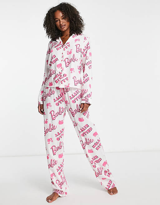 

Бело-розовый пижамный комплект из модальной рубашки и брюк ASOS DESIGN Tall Barbie x Hello Kitty