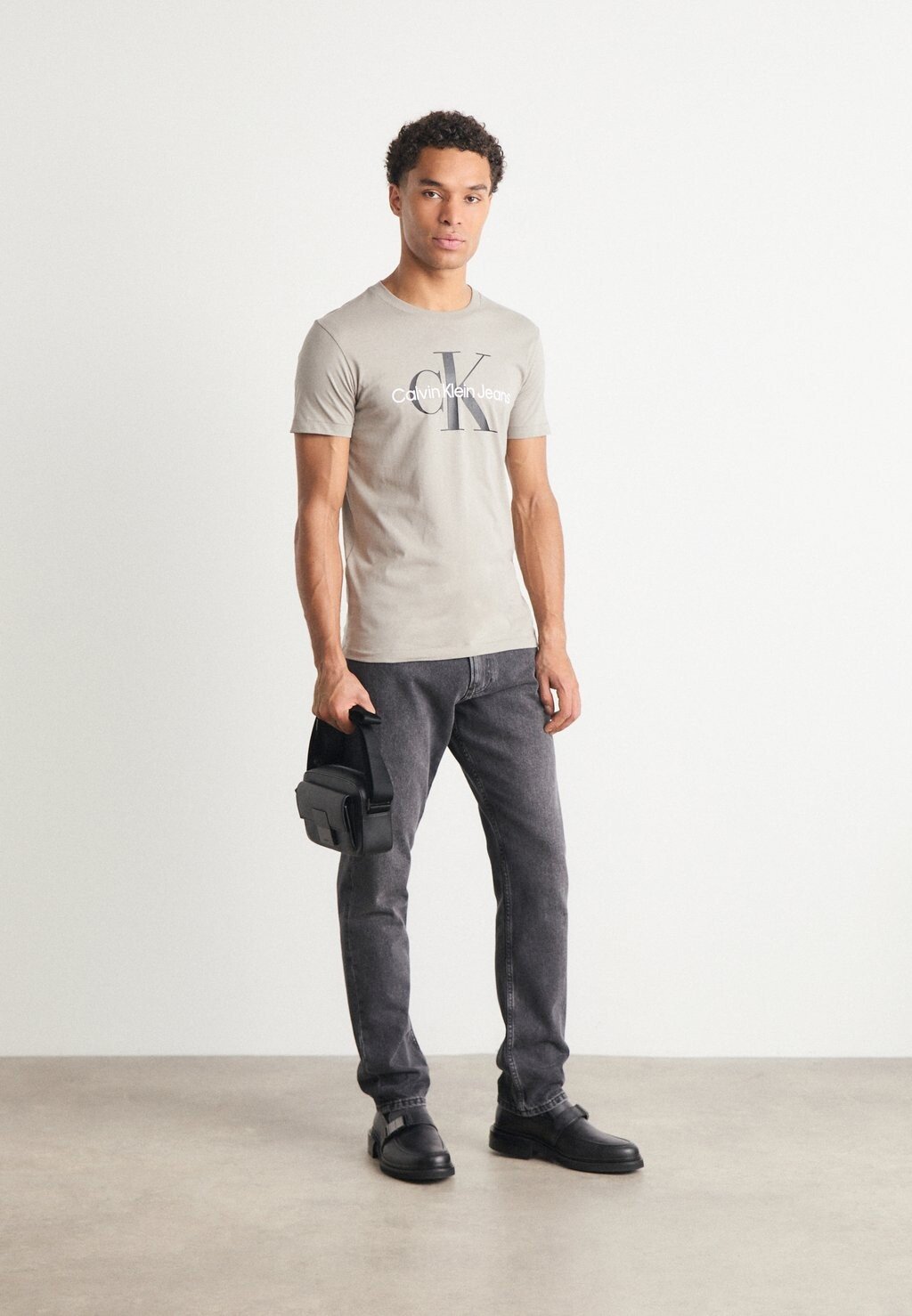 

Футболка с принтом SLIM FIT TEE Calvin Klein, светло-серый