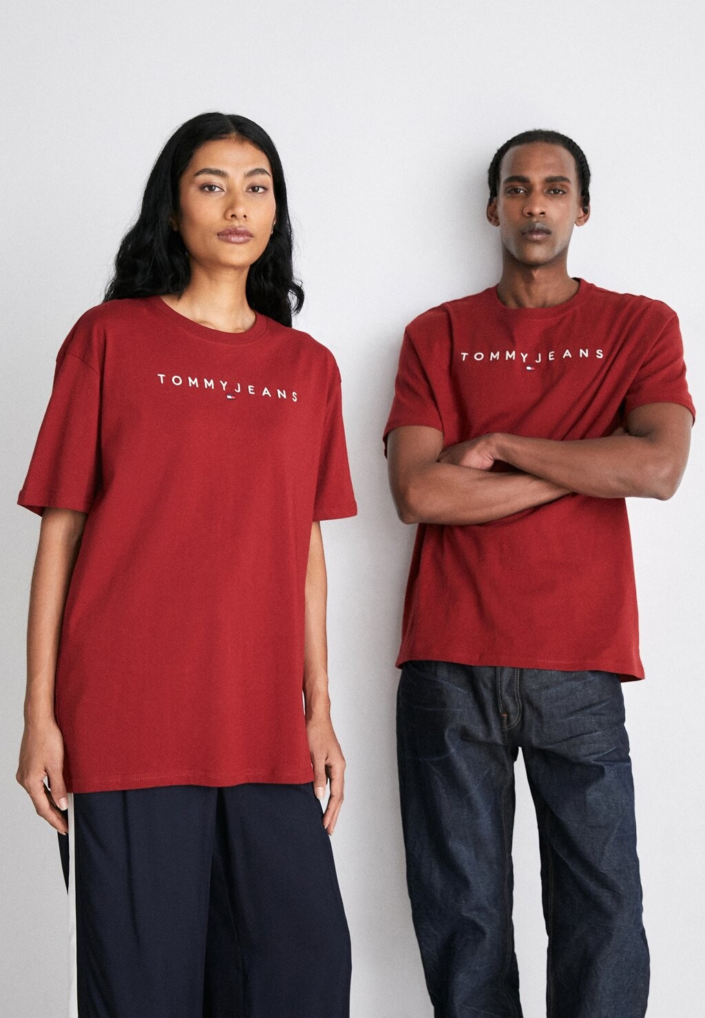 Футболка с принтом Tommy Jeans ФУТБОЛКА LINEAR LOGO FEE UNISEX, цвет magma red