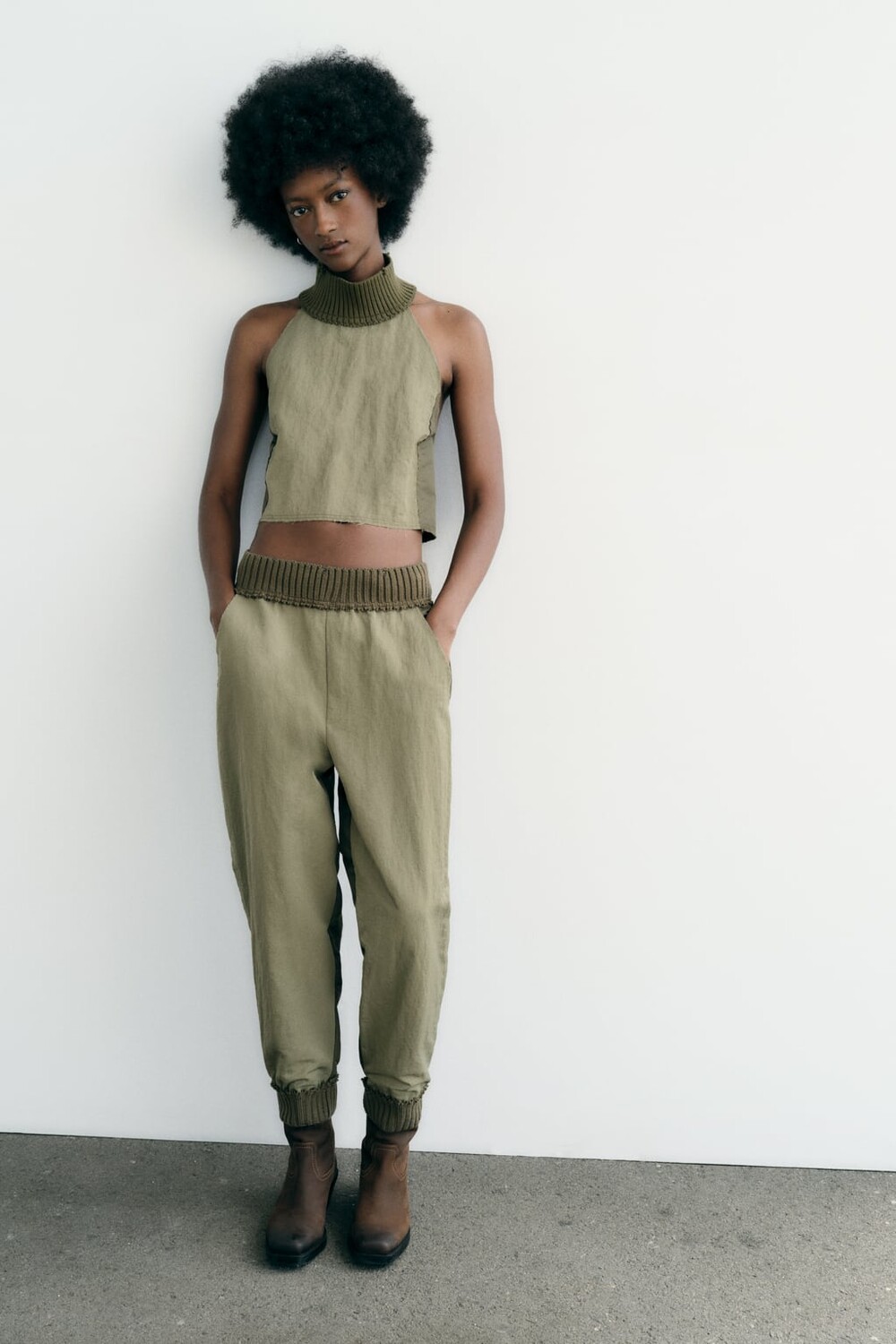 

Соответствующий топ с бретельками на шее ZARA, хаки