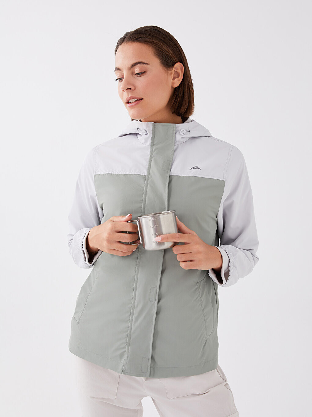 

Женский плащ из водоотталкивающей ткани с капюшоном LCW OUTDOOR