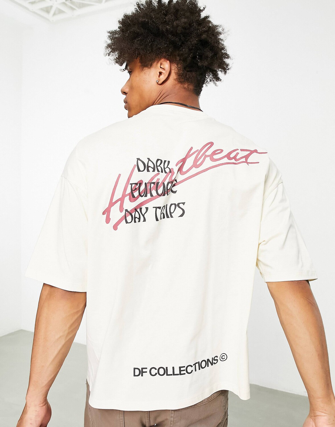 

Бежевая футболка оверсайз с мультиграфическим принтом ASOS Dark Future, Бежевый