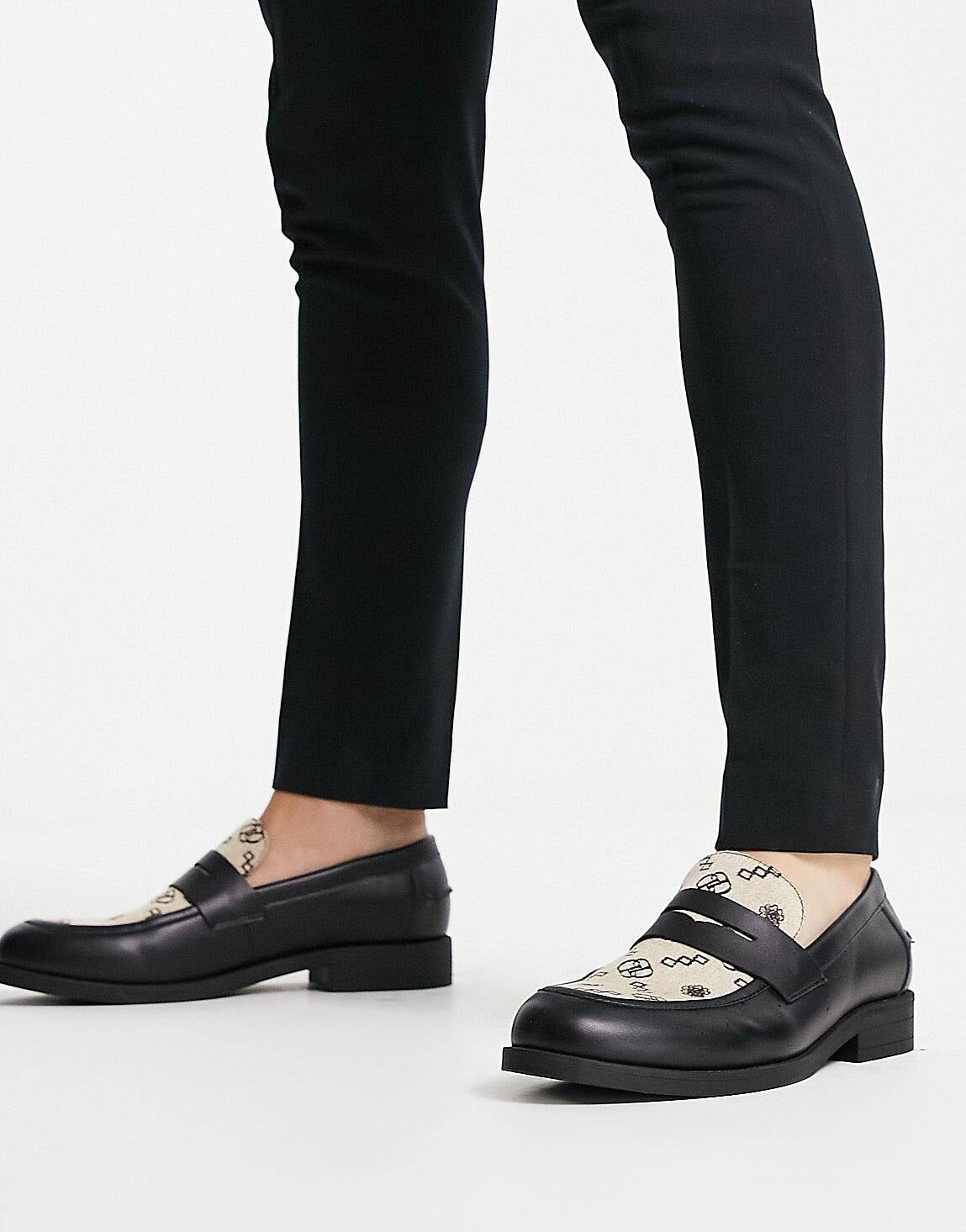 

Мокасины ASOS DESIGN из черной искусственной кожи с монограммой