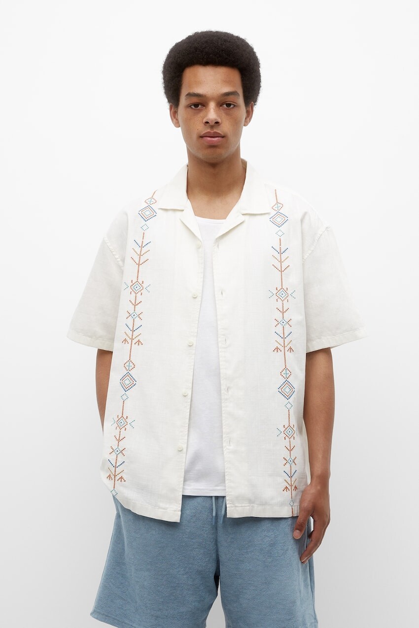 

Рубашка с коротким рукавом с вышивкой Pull&Bear, белый