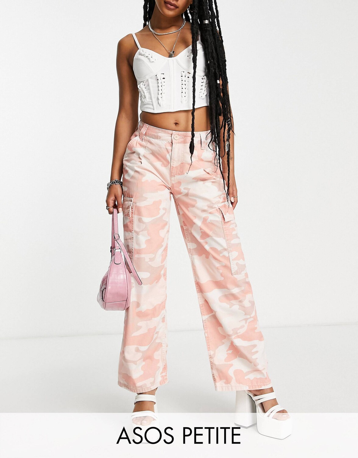 

Розовые камуфляжные брюки свободного кроя ASOS DESIGN Petite, Розовый