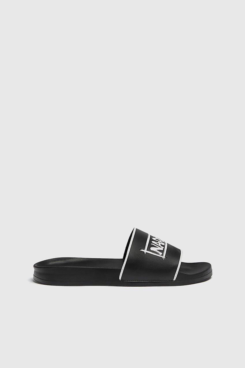 

Шлепанцы Наруто Pull&Bear, черный