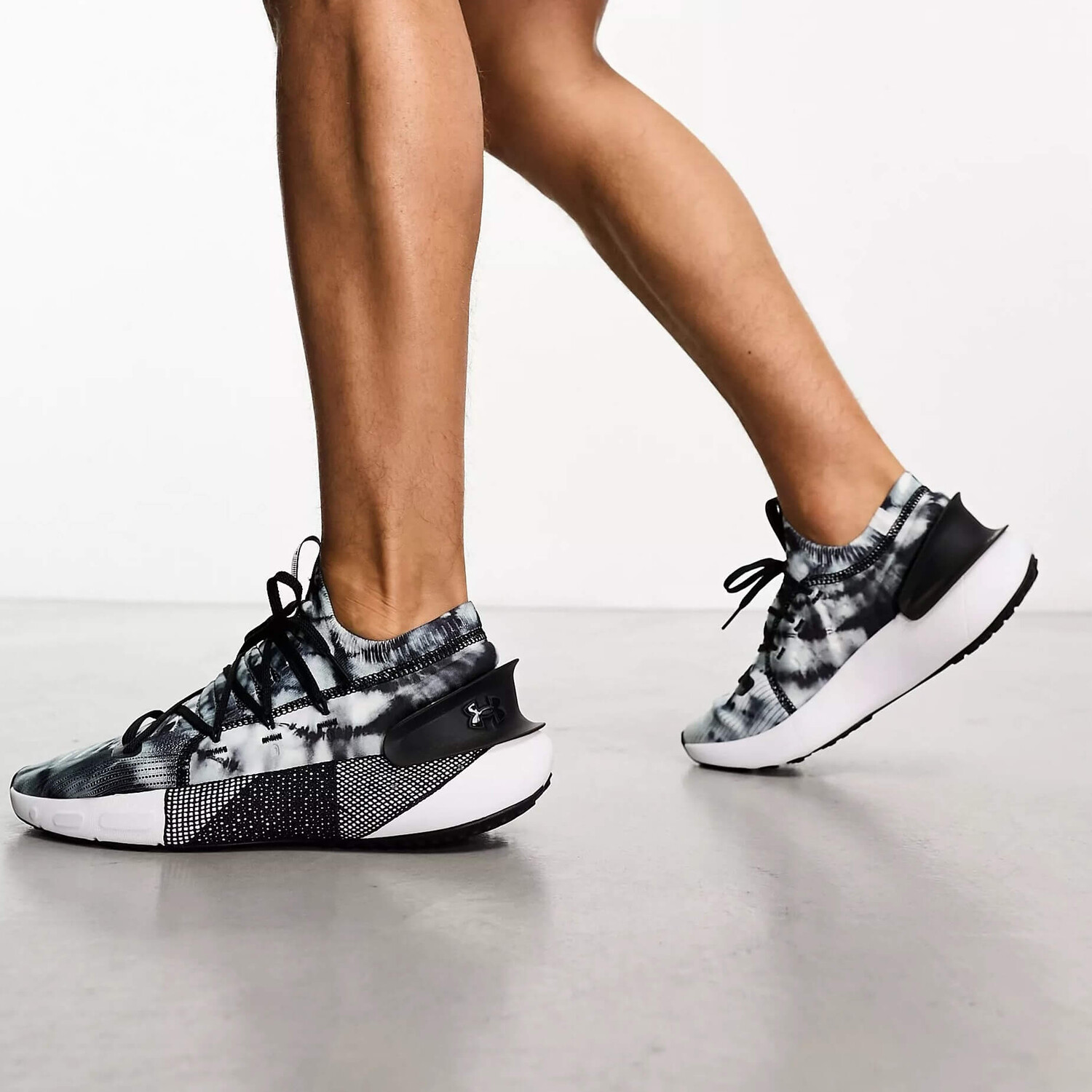 

Кроссовки Under Armour HOVR Phantom 3 Dyed, черный/белый