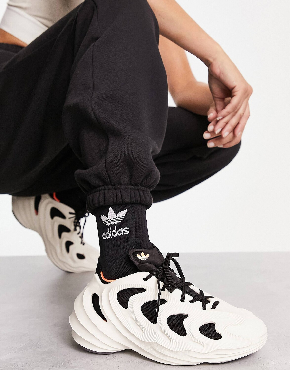

Бело-черные кроссовки adidas Originals adifom Q