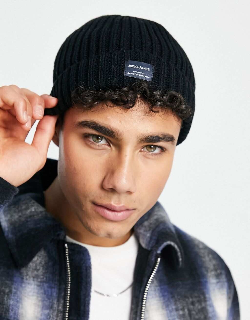

Черная шапка в рубчик Jack & Jones