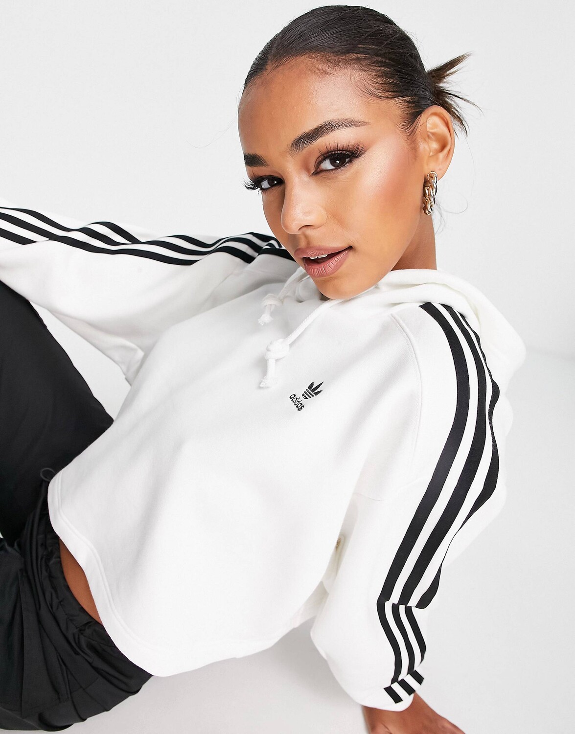 

Белая укороченная худи adidas Originals