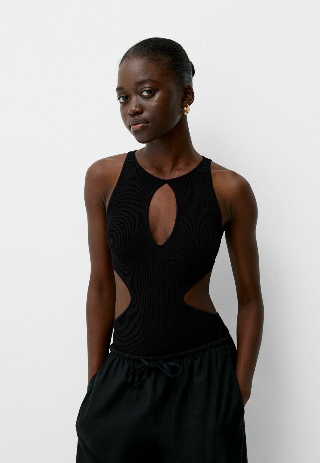 

Топ CUT-OUT Bershka, черный деним
