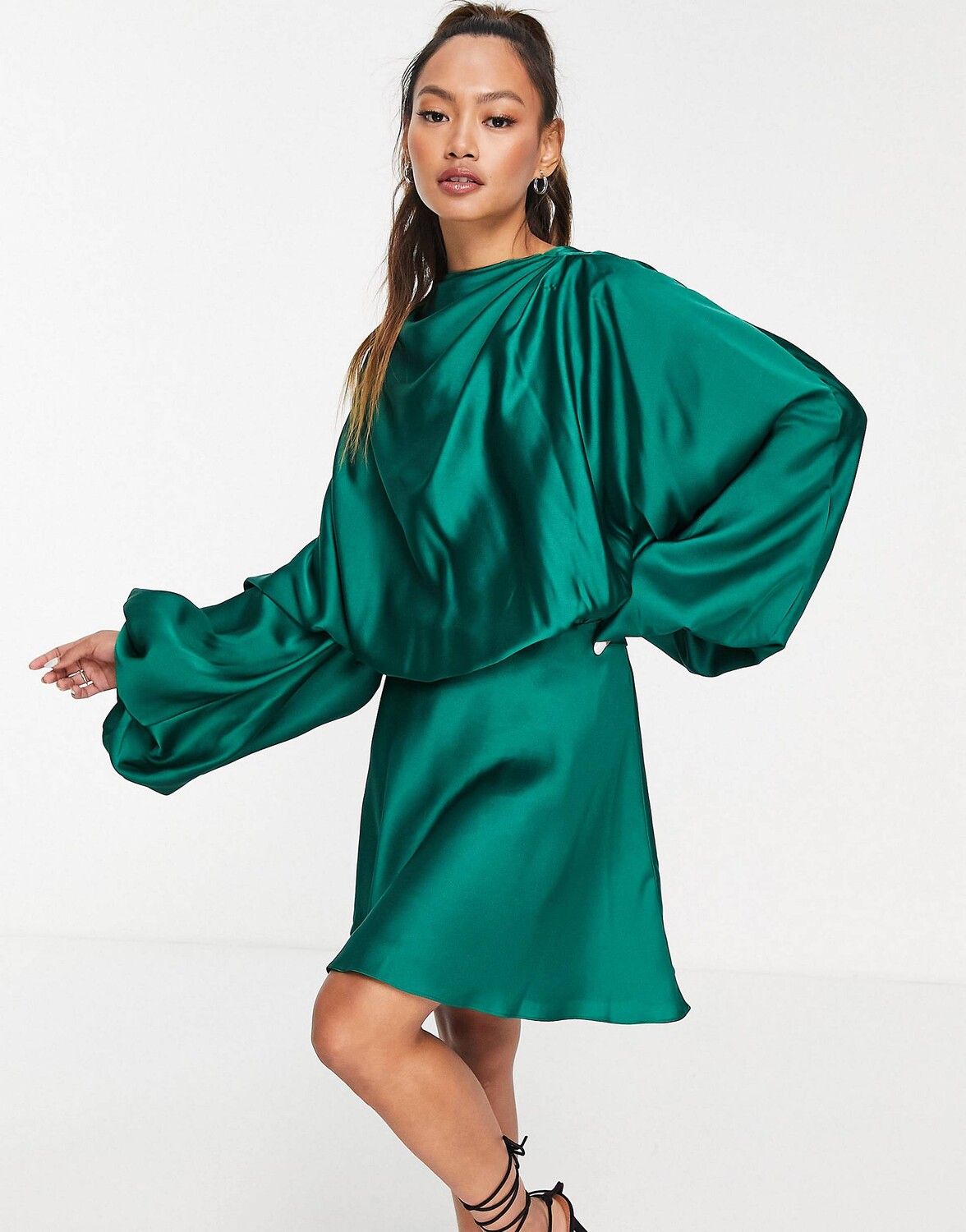 

Атласное платье мини с объемными рукавами и открытой спиной ASOS DESIGN