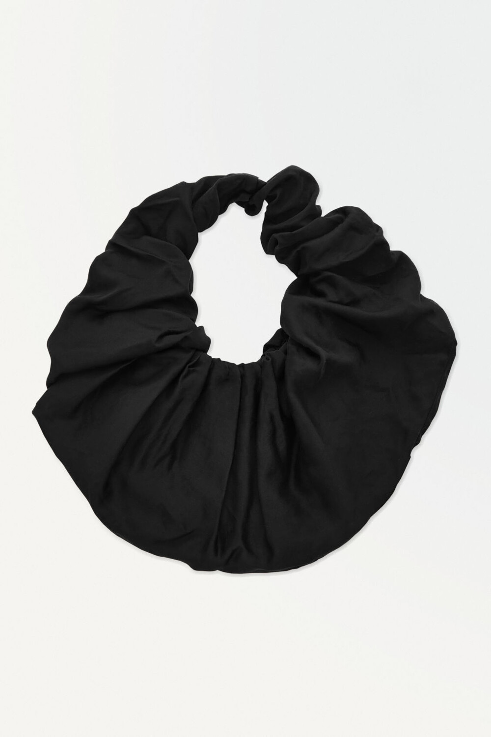 

Сумка Cos Atelier The Scrunchie Shoulder, черный