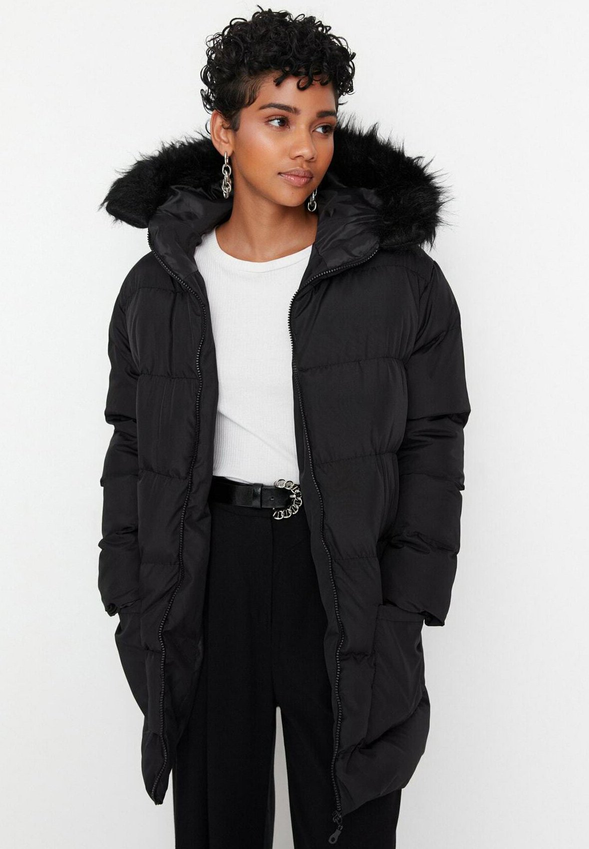 цена Пальто зимнее Trendyol с меховым капюшоном, черный