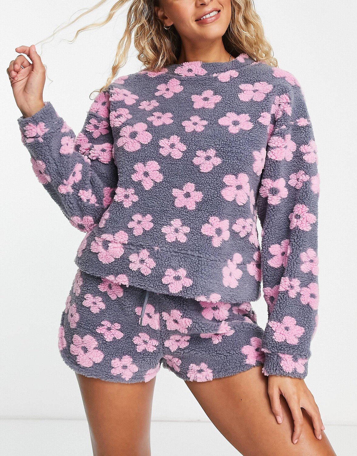 

Серо-розовый комплект с короткими рукавами и шортами ASOS DESIGN lounge flower borg