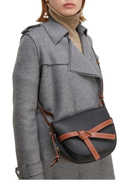 

Маленькая сумка через плечо Gate из мягкой зернистой телячьей кожи. Loewe