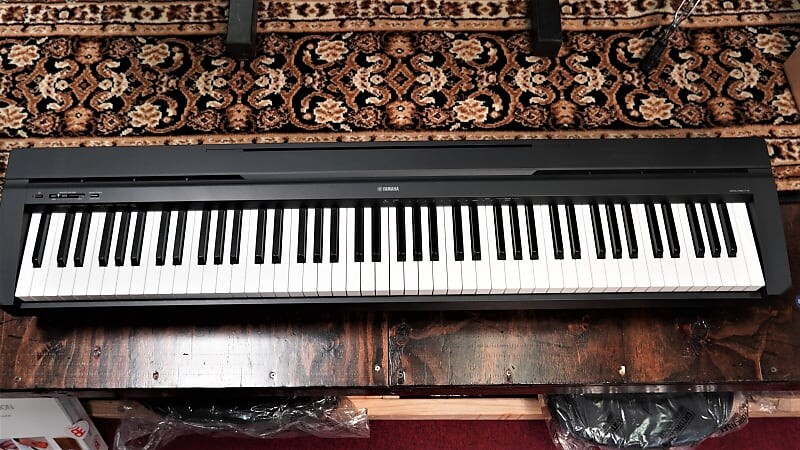 

Цифровое пианино Yamaha P45 с 88 взвешенными клавишами, черное