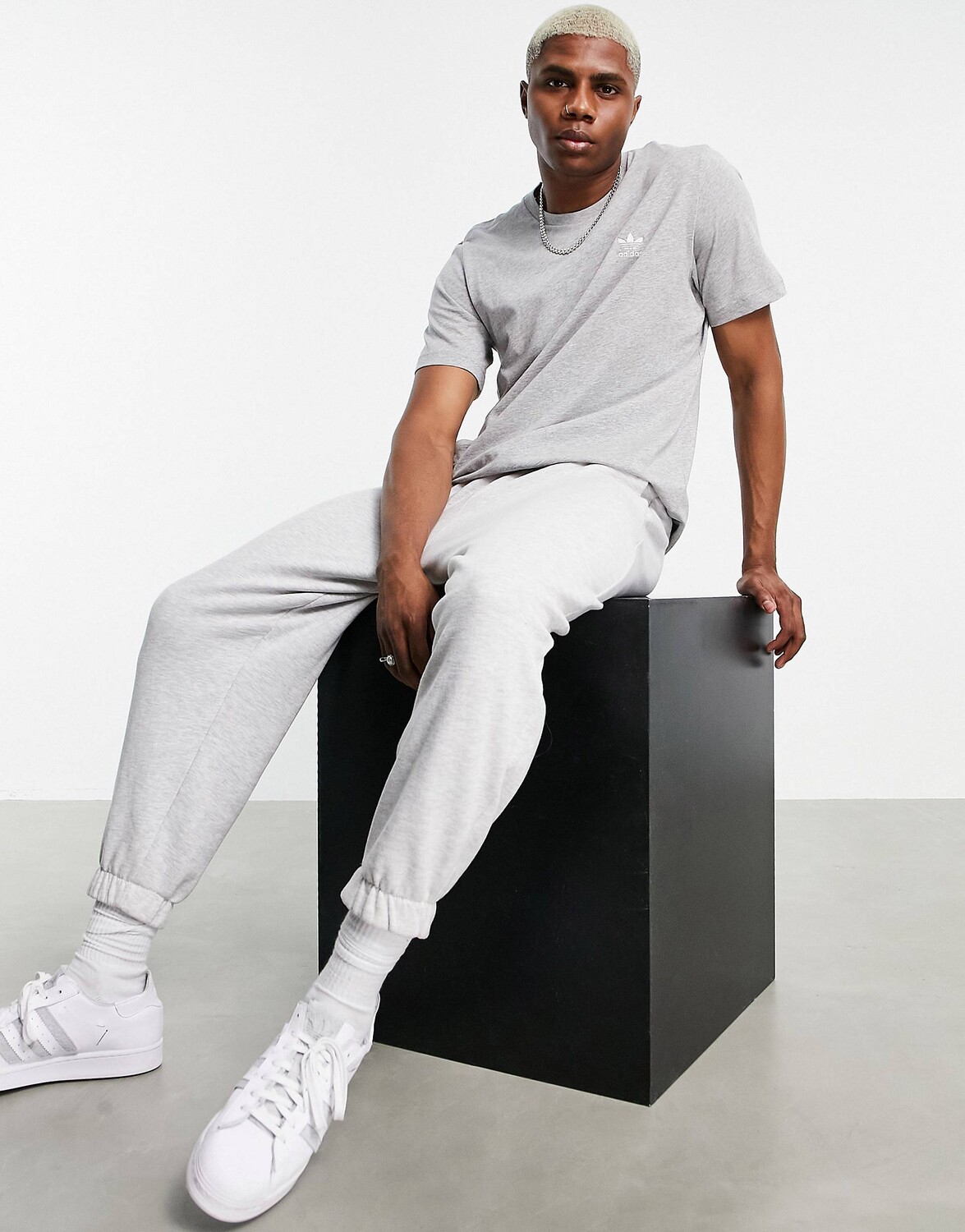

Серая футболка adidas Originals Essentials Essentials