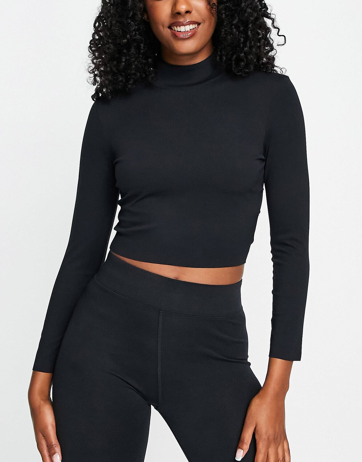 

Черный укороченный топ с длинными рукавами Nike Yoga Luxe Dri-FIT