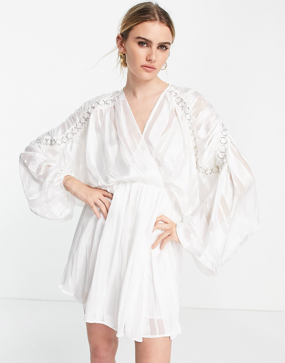 

Белое атласное платье-миди в полоску и с кольцом ASOS DESIGN