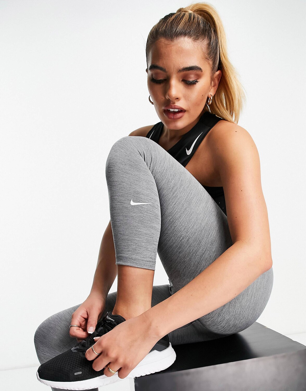 

Серые укороченные леггинсы Nike Training One Dri-FIT