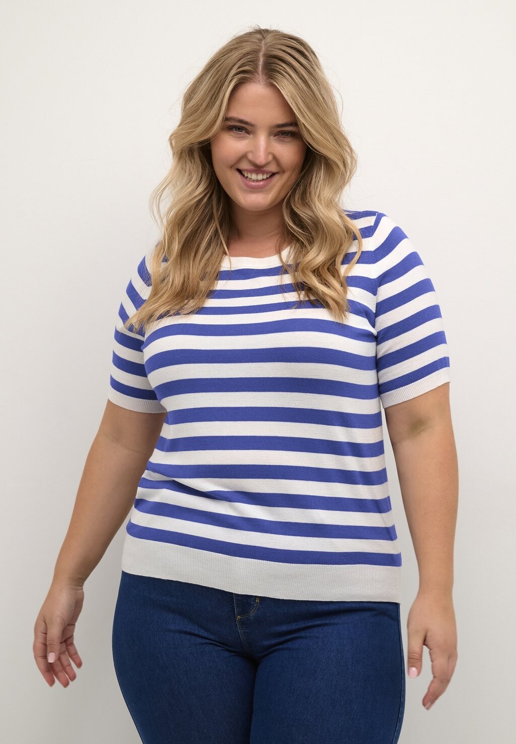 

Футболка с принтом Maji Short Sleves Kaffe Curve, цвет clematis blue chalk stripe