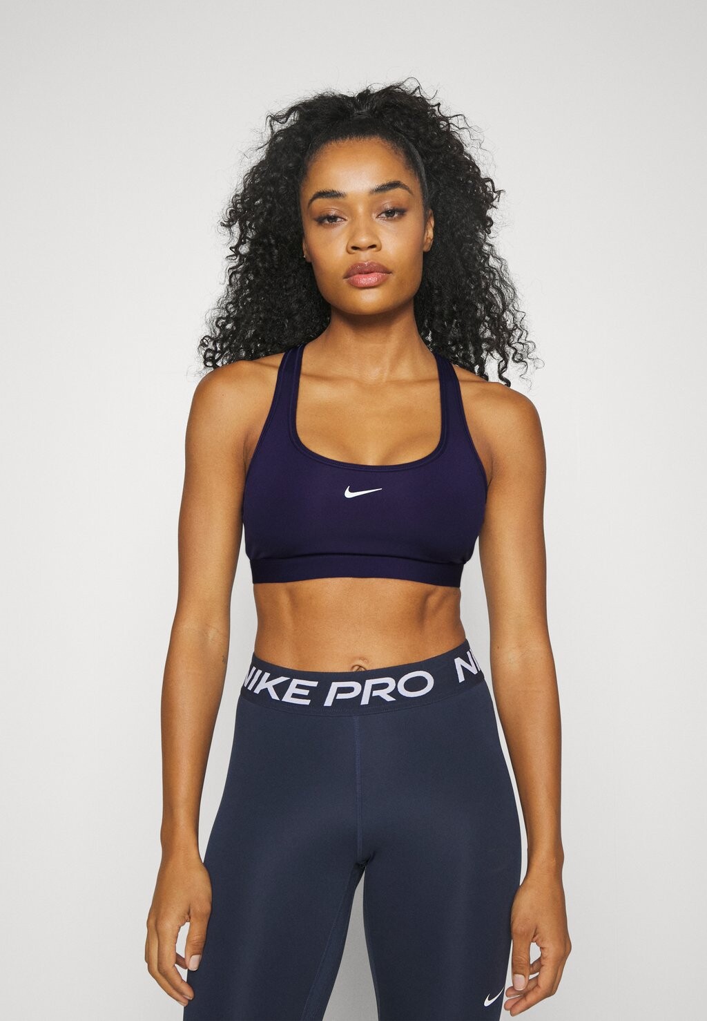 

Спортивный бюстгальтер с легкой поддержкой Nike