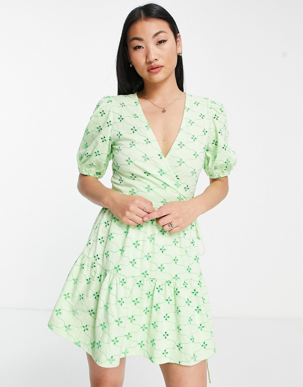 

Зеленое контрастное платье мини с запахом и вышивкой ASOS DESIGN
