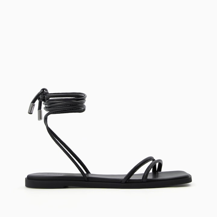 

Босоножки-слайдеры Bershka Tied Lace-Up Flat, черный