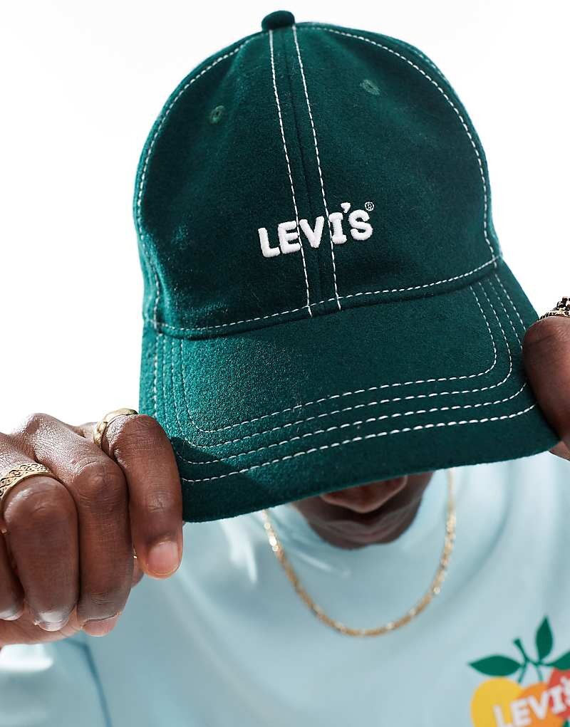 

Зеленая кепка Levi's с логотипом и контрастной строчкой