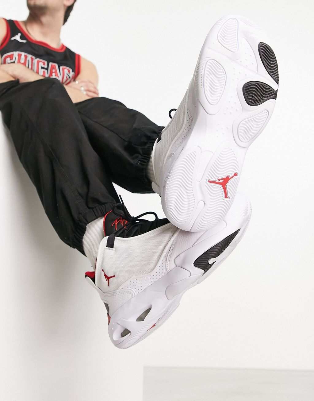 

Бело-красные кроссовки Jordan Max Aura 4
