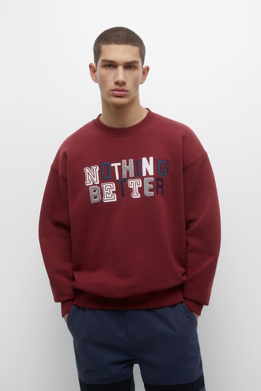 

Университетская толстовка с вышитой махровой надписью Pull&Bear, бургундия