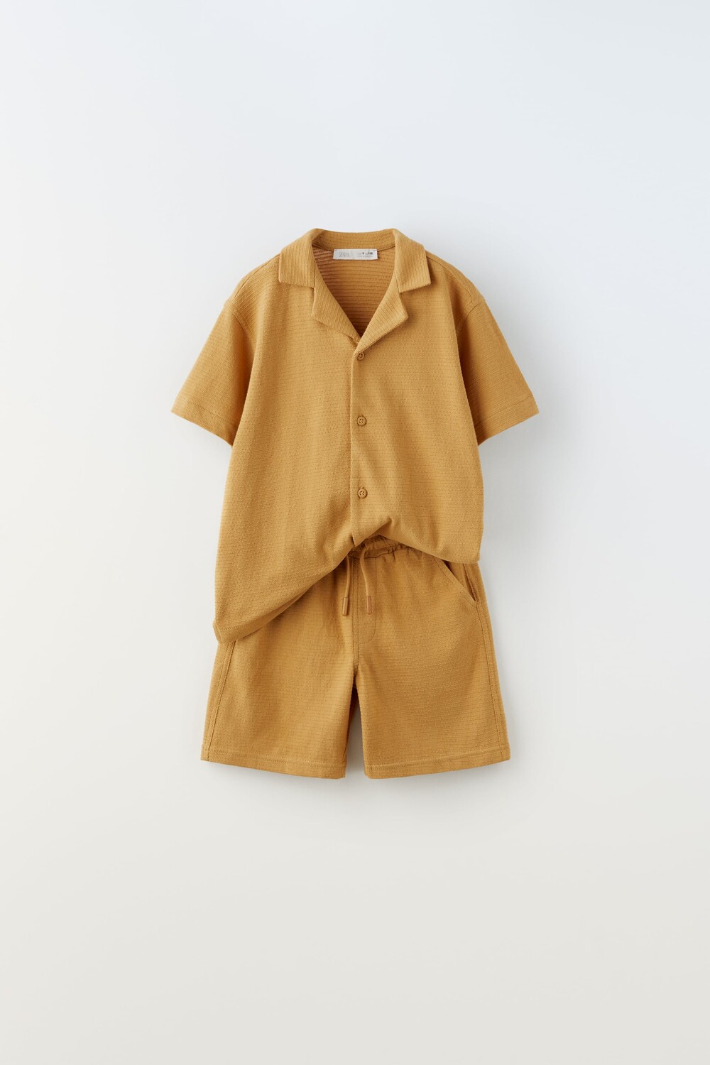

Комплект из футболки и шортов Zara, мягкий каштановый