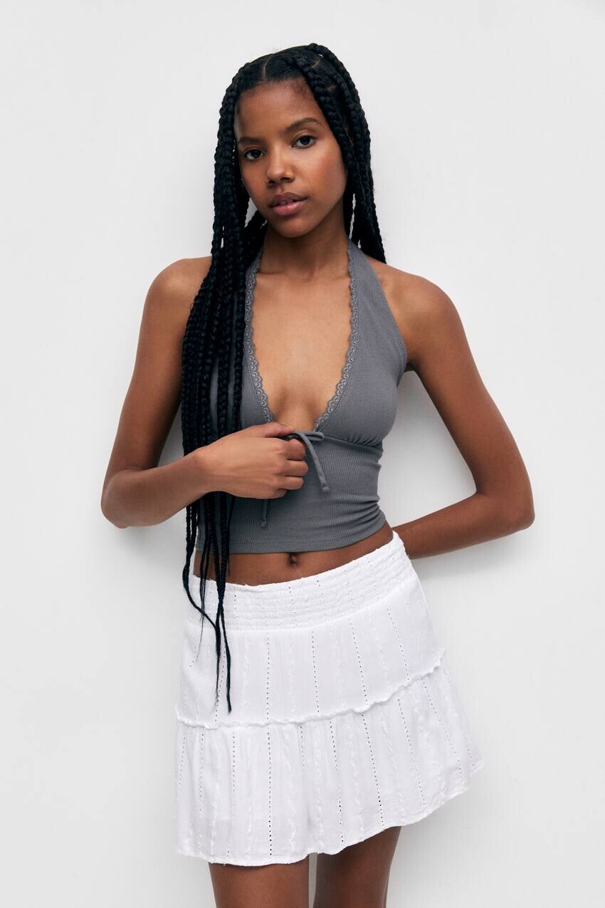 

Кружевной укороченный топ с бретелью через шею Pull&Bear, блеский черный